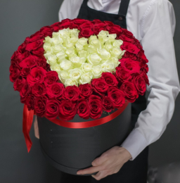 Сердце из 51 розы в шляпной коробке